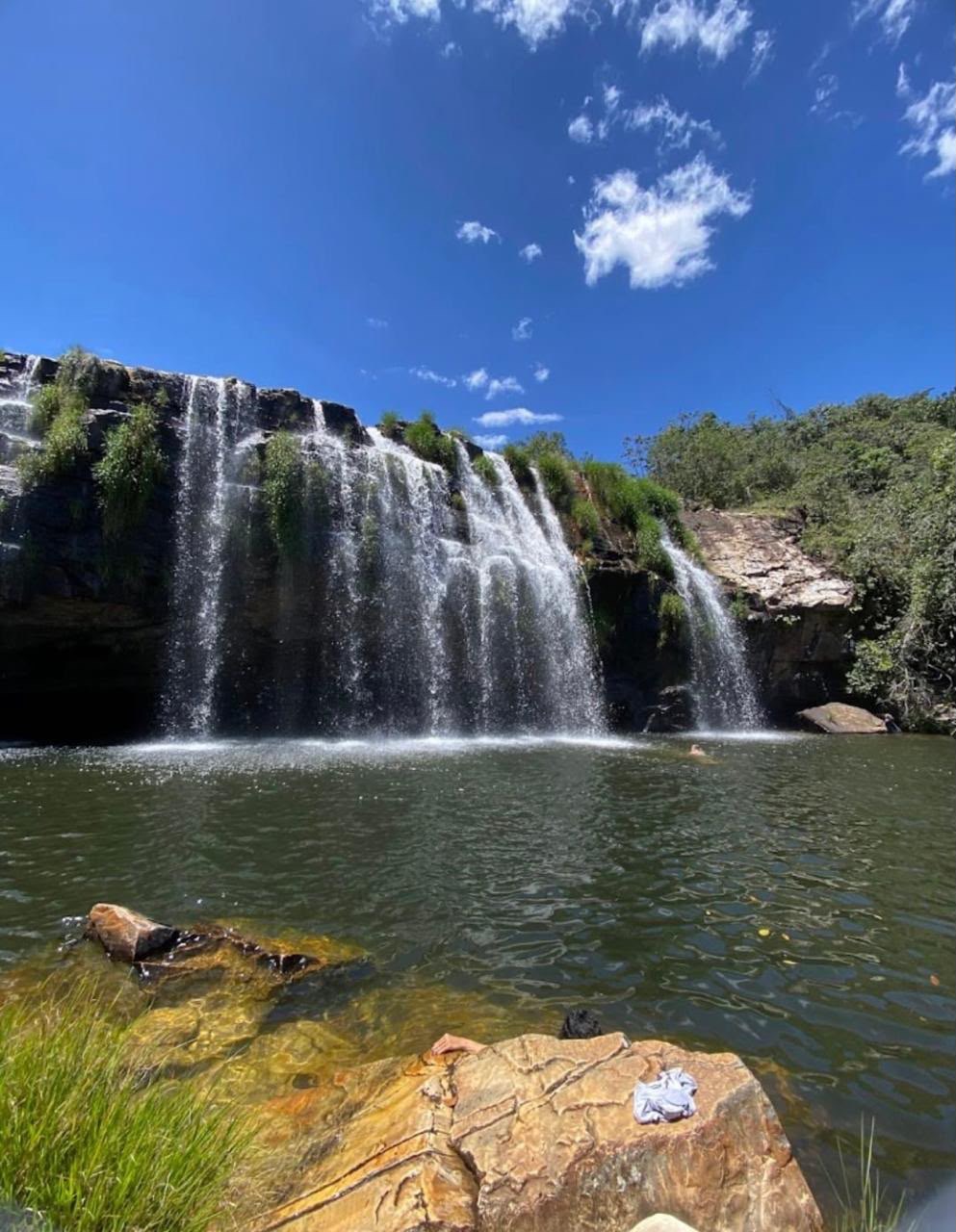 Cachoeira com quedas largas e poço natural na Serra da Canastra