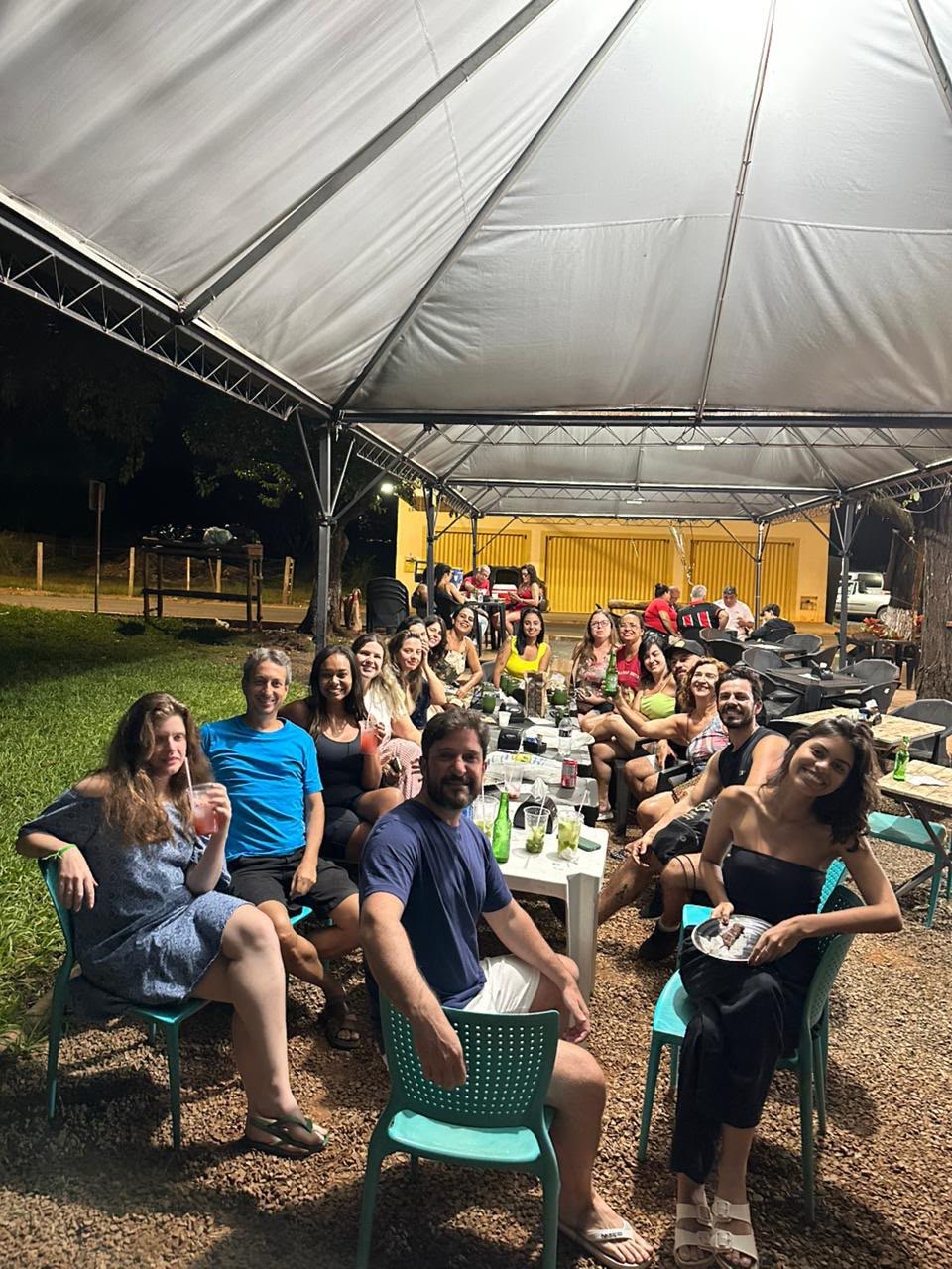 Viajantes reunidos à mesa durante a viagem