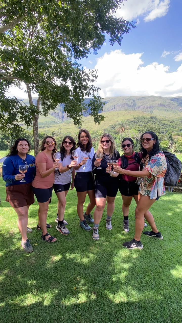Grupo de viajantes em uma pausa ao ar livre com a serra ao fundo