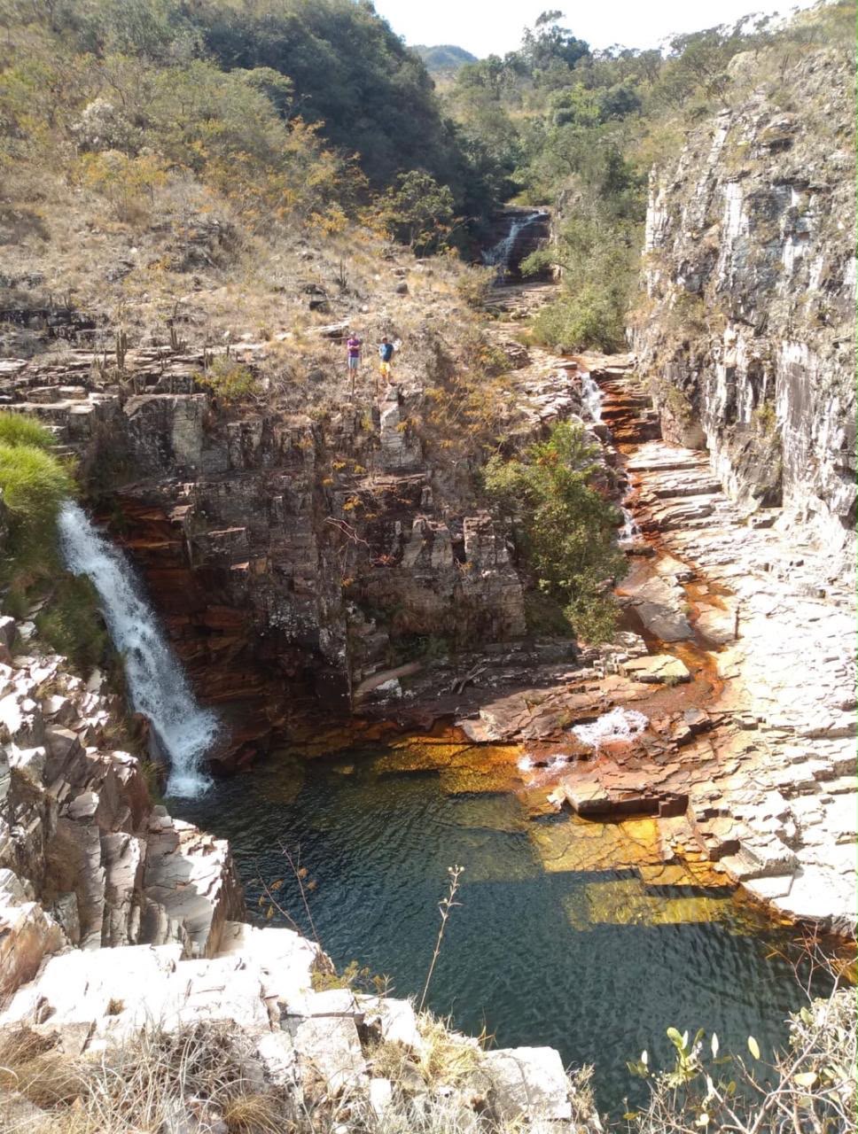Poço natural e cachoeira entre paredões de pedra