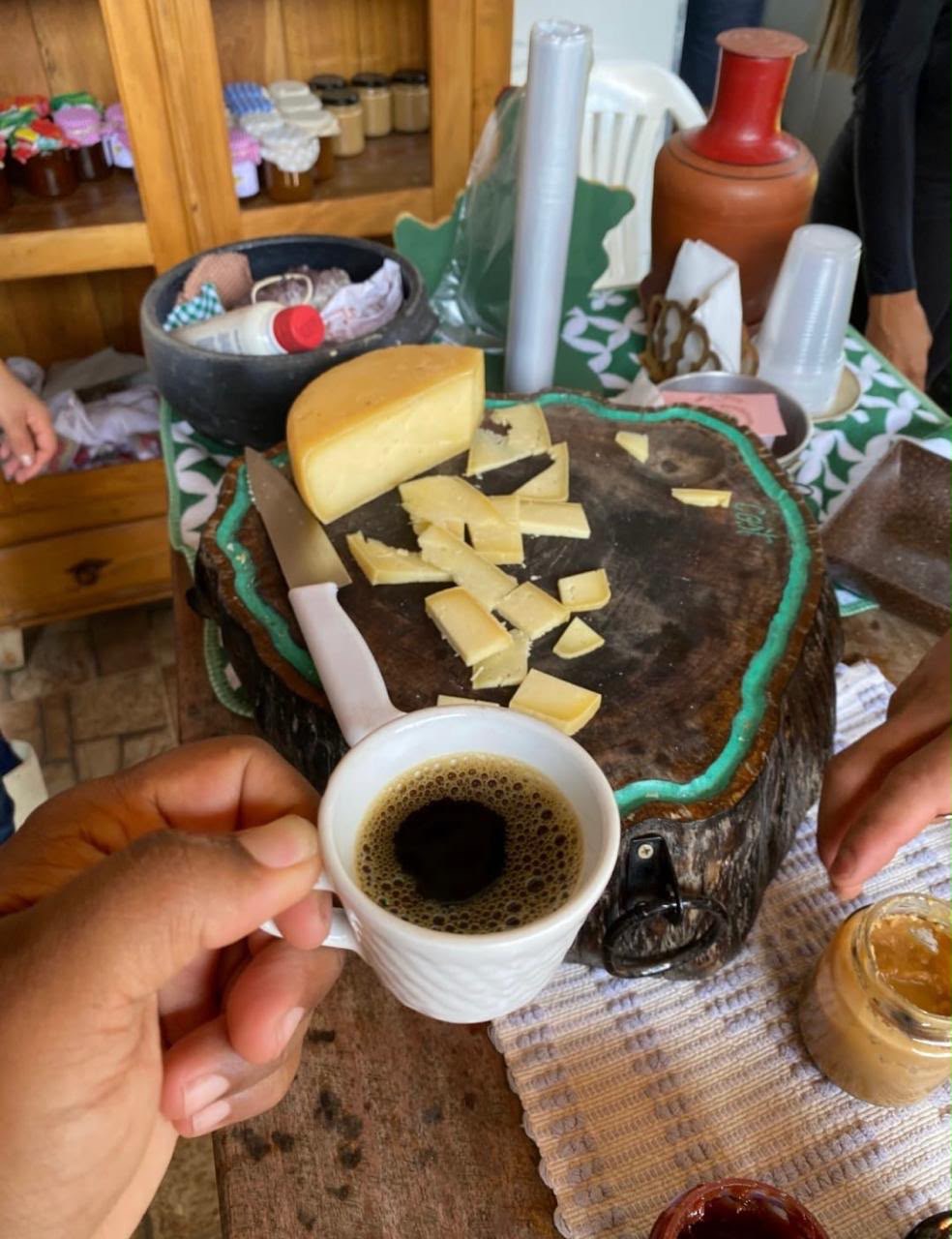 Queijo Canastra e café durante uma visita à queijaria