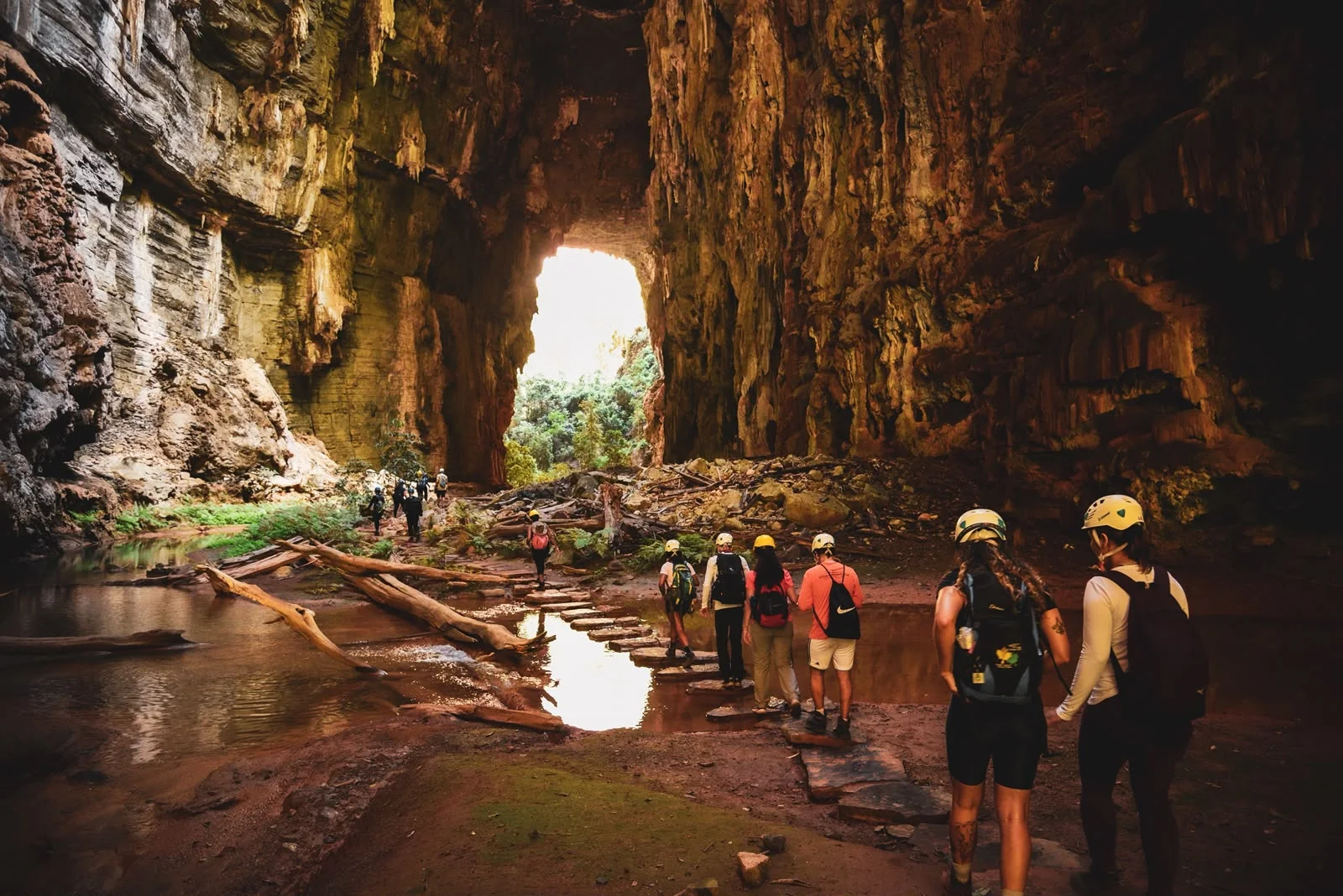 Grupo HiTrekking atravessando o interior de uma caverna do Peruaçu