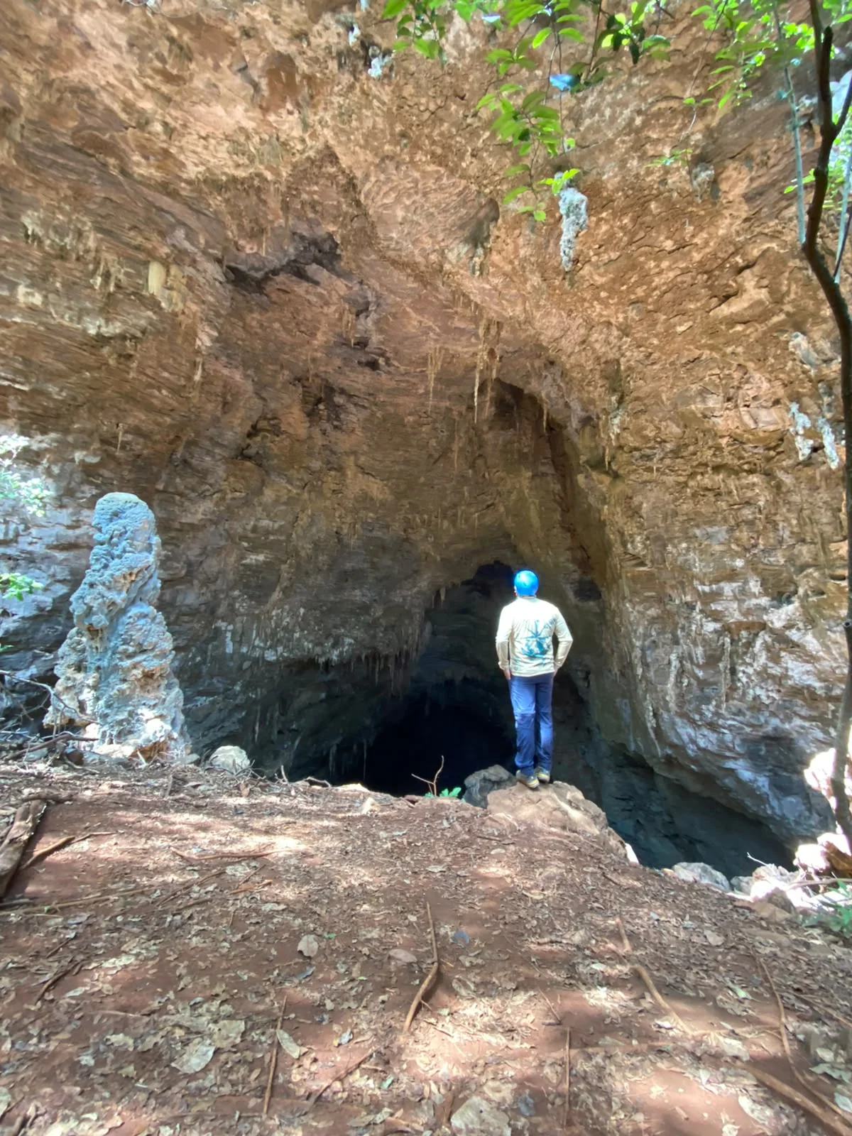 Viajante diante da entrada de uma caverna do Peruaçu