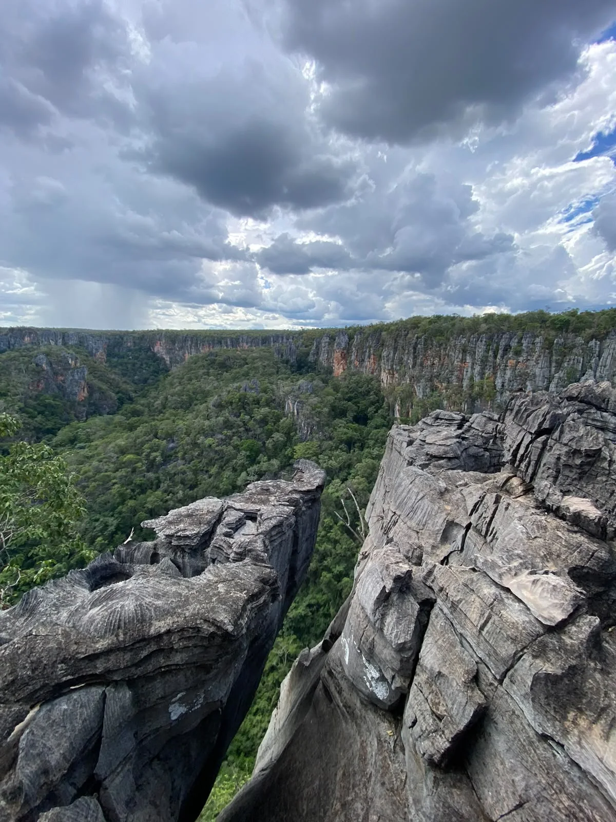 Vista do vale e dos paredões rochosos do Peruaçu