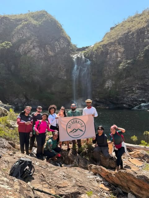 Grupo HiTrekking junto a uma cachoeira