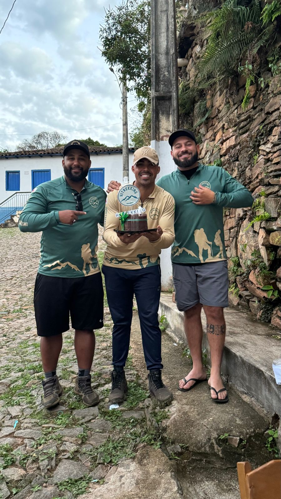 Equipe HiTrekking reunida, com as camisetas e a bandeira da agência