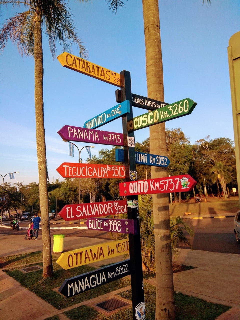 Placas coloridas com destinos e distâncias na região da Tríplice Fronteira